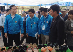 대구 수제화 공동매장인 편아지오 우종필 대표가 1일 진주에서 열린 우수마을기업 경진대회에서 수제화 제품을 소개하고 있다.