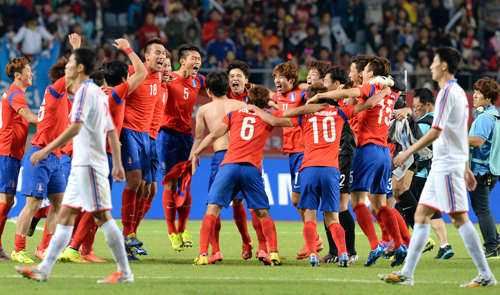 2일 인천 문학경기장에서 열린 인천 아시안게임 축구 남자 결승전에서 북한을 1-0으로 꺾고 금메달을 차지한 한국 대표팀이 경기가 끝난 뒤 환호하고 있다. 성일권 기자 sungig@msnet.co.kr