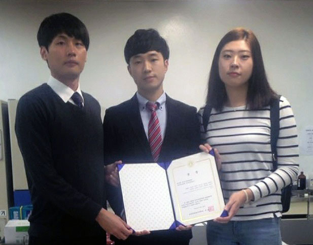 집에서 배양한 유산균이 시중에서 판매되는 제품보다 건강에 좋다는 연구 결과가 나왔다. 사진은 이 연구를 통해 대한의생명과학회에서 학술 포스터 부문 우수상을 받은 김천대 미생물 연구 동아리 회원들. 김천대 제공