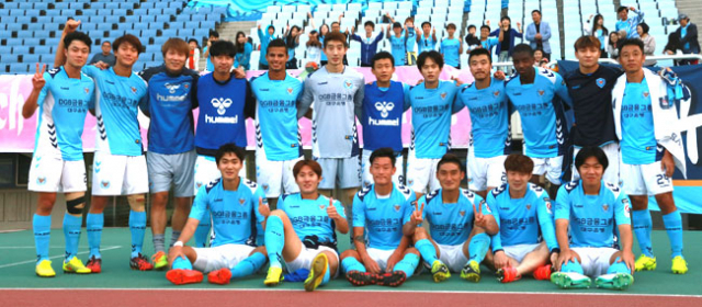 대구FC 선수들이 4일 부천종합운동장에서 열린 부천FC와의 K리그 챌린지 30라운드 원정경기에서 1대0으로 승리한 뒤 응원 온 팬들 앞에서 포즈를 취했다. 대구FC 제공