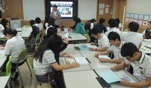 8일부터 10일까지 일본으로 인문 고전 문학 기행을 떠나는 대구중앙고등학교 문학체험단 모습. 이번 기행은 일본 근대 문학의 자취와 저항시인 윤동주의 흔적을 찾아보는 여정이다. 대구중앙고 제공