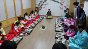 포항전통문화체험관에서 청소년들이 다도예절을 배우고 있다. 포항시시설관리공단 제공