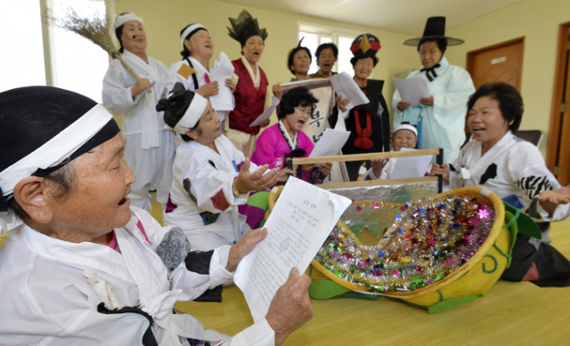8일 경북 칠곡군 북삼읍 어로1리 마을회관에서 진행되고 있는 성인문해교실 보람학당에서 한글을 깨친 어르신들이 대본을 읽으며 연극 