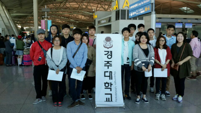 경주대 해외문화연수단 스페인팀 학생들이 2일 출국 전 인천국제공항에서 기념촬영을 하고 있다.
