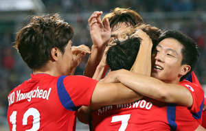 10일 오후 충남 천안종합운동장에서 열린 파라과이와의 축구 국가대표팀 평가전에서 김민우가 결승골을 넣은 뒤 동료들과 기쁨을 나누고 있다. 연합뉴스
