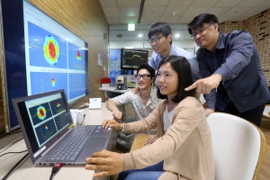12일, 삼성전자 수원 디지털시티의 DMC연구소에서 연구원들이 차세대 60GHz 와이파이 기술을 시연하고 있다.(사진제공=삼성전자)
