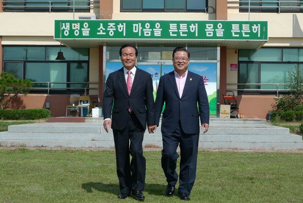 김주수 의성군수와 우동기 대구시 교육감이 모교인 교촌초등학교(현재 교촌녹색농촌체험학교)를 찾아 나란히 걸으면서 어린 시절 옛 추억을 떠올리고 있다.