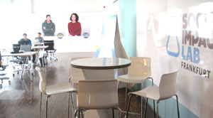 소셜 임팩트 랩(Social Impact Lab)의 내부 모습. 확 트인 사무 공간에서 청년 기업가들이 업무에 열중하고 있다.