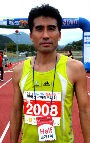 청송사과 산악마라톤 하프 우승 男 윤행남 씨