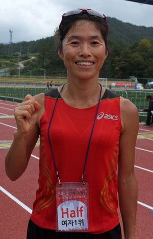 청송사과 산악마라톤 하프 우승 女 이연숙 씨
