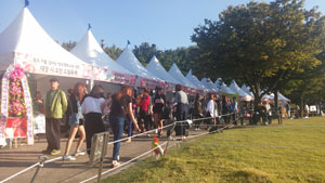 대경대는 최근 대구 코오롱 야외음악당에 36개 학과별로 전공을 살린 체험 부스를 열고 시민과 함께하는 축제를 열었다. 대경대 제공