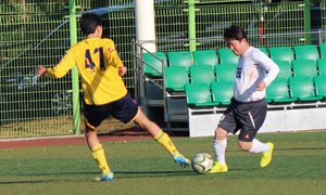 권영진 대구시장이 11일 열린 대구시장기 공무원 축구대회 결승전에 대구시청팀 소속으로 출전, 종료 직전 다이빙 헤딩골로 결승골을 터트려 시청팀에게 우승을 안겼다. 헤딩 슛을 하고 있는 권영진 시장.(상대를 제치기 위해 드리블을 하고 있는 권영진(맨 오른쪽) 시장) 대구시청 제공