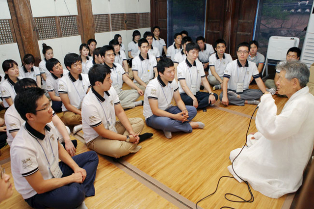 한국의 정신문화 가운데 유교문화를 기반으로 한 선비정신은 대표적 정신문화 유산이다. 종가와 종손들은 이 같은 정신을 오늘날 오롯이 실천하고 이어오는 책임을 다하고 있다. 퇴계 16세손 이근필 종손이 학생들에게 선비정신을 가르치고 있다. 엄재진 기자