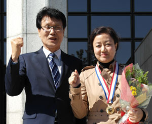 제49회 전국기능경기대회에서 최고의 상인 대통령상을 수상한 한복 직종 김지현 씨가 엄홍석 한국산업인력공단 경북지사장으로부터 축하를 받고 있다. 한국산업인력공단 경북지사 제공