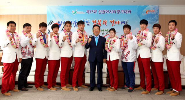 14일 경북도청에서 열린 인천 아시안게임 경북 선수단 환영식에서 경북체육회장인 김관용 경북도지사와 메달리스트들이 파이팅을 외치고 있다. 경북체육회 제공