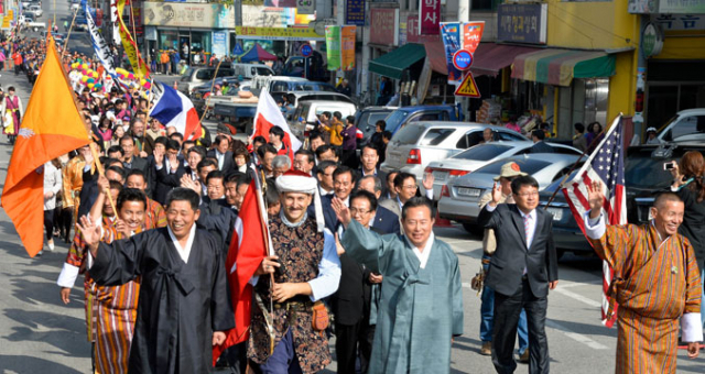 15일 오전 예천군민들과 미국, 프랑스, 몽골 등 글로벌 전통 활 시연단이 군청을 출발해 