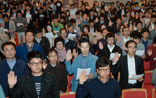 14일 대구 문예회관에서 열린 공직자 실천 결의대회에서 공무원들이 청렴한 공직풍토 조성과 부패 척결을 다짐하고 있다. 이날 결의대회에 대구시와 산하기관 직원 1천여 명이 참가해 5개 항목의 청렴 결의문을 채택하고 공직자 윤리의식 함양 의지를 다졌다. 우태욱 기자 woo@msnet.co.kr