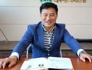 대구시산악연맹 김종길 회장이 15일 대구 동구 신천3동 동승빌딩에 자리 잡은 연맹 사무실에서 포즈를 취했다.