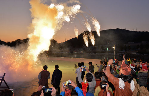제1회 예천세계활축제의 시작을 알리는 신기전 퍼포먼스가 가을 저녁 하늘에 불꽃잔치보다 화려하고 아름다운 장관을 연출하고 있다. 권오석 기자