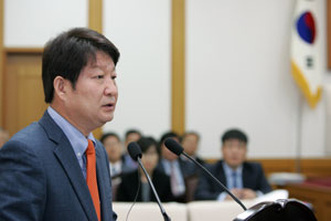 권영진 대구시장이 대구시의회 제229회 임시회(13~21일) 본회의에서 시의원들의 시정질의에 대해 답변하고 있다. 대구시의회 제공