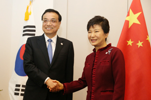 박근혜 대통령이 16일(현지시간) 오후 이탈리아 밀라노 국제회의장에서 리커창 중국 총리와의 정상회담에 앞서 악수하고 있다. 연합뉴스