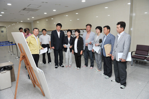 제7대 고령군의회 의원들이 이달 초 대가야문화누리사업 현장을 방문해 고령군청 관계자로부터 설명을 듣고 있다. 고령군의회 제공