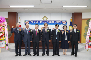 왼쪽부터 조성호 의원, 김태수 의원, 김태율 부의장, 예규대 의장, 변일규 의원, 김점숙 의원, 양정석 의원.