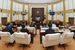 경산시의정비심의위원회가 내년도 경산시의원에게 지급할 의정비를 공무원 보수 인상률인 1.7% 범위 내에서 인상하라고 결정하자 경산시의회는 이에 반발하며 의정비를 동결하기로 결의했다. 사진은 경산시의회 본회의 장면. 경산시의회 제공