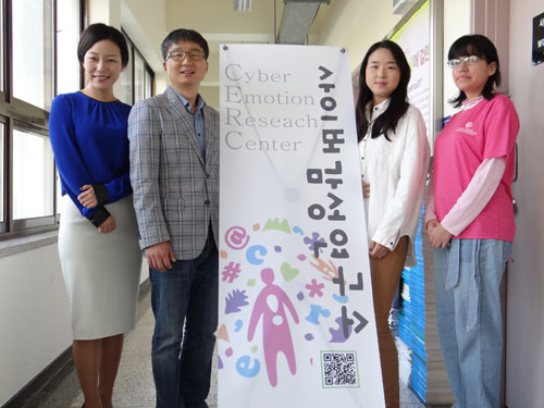 사이버감성연구소 사람들. 왼쪽부터 샤네트 메자 연구원, 박지영 연구원, 김지영 연구원, 박한우 소장