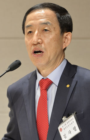 17일 경북대학교 글로벌플라자에서 열린 제18대 경북대학교 총장 임용후보자 재선정에서 총장 1순위 후보자로 선출된 김사열 생명과학부 교수가 인사말을 하고 있다. 성일권 기자 sungig@msnet.co.kr