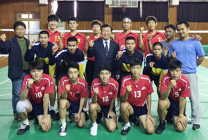 김천중앙고 세팍타크로 선수단이 17일 합동 훈련 중인 태국 나콘빠톰 스포츠 하이스쿨 청소년 대표와 포즈를 취했다. 김천중앙고 제공
