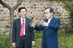 한동수 청송군수는 문희갑 전 대구시장을 인생의 스승으로 생각한다. 한 군수는 가끔 문 시장이 살고 있는 대구시 달성군 화원읍 남평문씨 본리세거지에 들러 그와 담소를 나눈다.