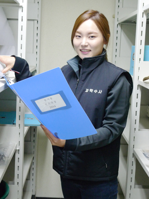 군위경찰서 수사과 강력팀 전예지 경장은 시간 날 때마다 과학수사실에서 수사 기법 등을 익히고 있다. 이희대 기자