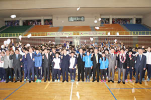 20일 경주 위덕대체육관에서 열린 제95회 전국체전 경북선수단 결단식에서 참가자들이 모자를 던지며 파이팅을 외치고 있다. 경북체육회 제공