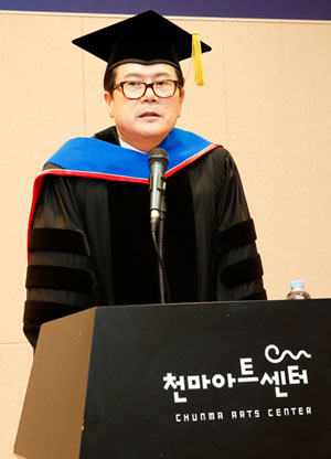 이달 16일 모교인 영남대로부터 명예 경영학박사 학위를 받은 이돈 액티브유에스에이 대표이사가 감사 인사를 하고 있다. 영남대 제공