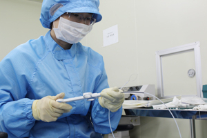 내시경 시술기구 전문 개발업체인 (주)파인메딕스는 현직 의사가 직접 현장에서 얻은 아이디어를 바탕으로 순수 국산화 제품을 만들어내고 있다. 파인메딕스의 내시경 시술용 나이프 제품. (주)파인메딕스 제공