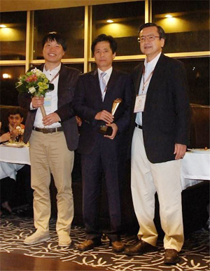 2014년 ASPA 어워드에서 대상을 받은 한국비엔씨 박정규 부장(가운데)이 수상 후 기념 촬영을 하고 있다.