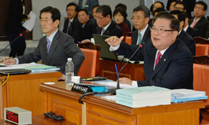 21일 대구시교육청 대회의실에서 열린 대구시교육청과 경북도교육청에 대한 국정감사에서 우동기(오른쪽) 교육감이 의원들의 질의에 답하고 있다. 우태욱 기자 woo@msnet.co.kr