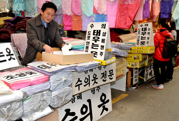 윤달이 되어 더욱 바빠진 수의 옷 매장. 수의 옷을 전문으로 하는 이 매장은 윤달이 되면 평균 월매출액의 3배 이상을 올린다. 매일신문 자료사진