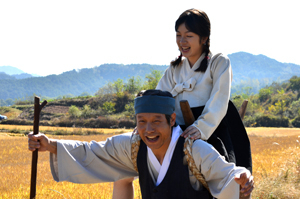 가을 황금 들판이 아름답게 펼쳐진 거창군 위천면 서덕들에서 위안부 피해자 할머니의 실화를 다룬 영화 