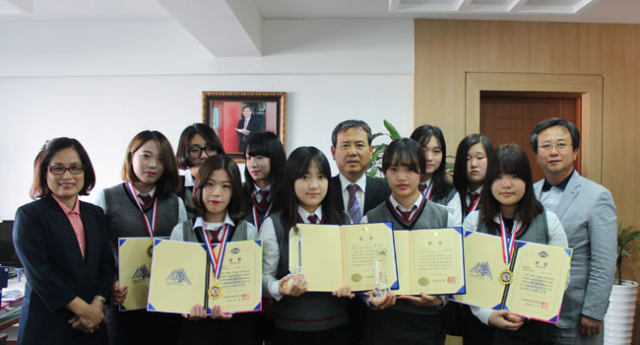 경신정보과학고 미용학과 재학생들이 2014년 대구시장배 미용경기대회에서 3년 연속 금상을 차지했다. 경신정보과학고 제공