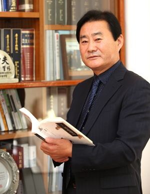 최수일 울릉군수가 집무실 책장에 꽂힌 목민심서를 펼쳐보이며 다산 정약용 선생의 사상을 설명하고 있다. 김도훈 기자