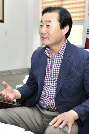 늘 남을 배려하며 살았던 아버지의 가르침 덕분에 지금껏 자신이 지역사회에서 조금이라도 쓸모 있는 인간으로 살아올 수 있었다고 최 군수는 말한다. 김도훈 기자