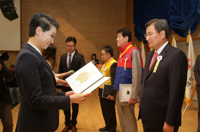 대구은행은 대구지역 최초로 적십자회원 유공장 최고명예대장을 받았다. 박인규(오른쪽) 은행장이 김성주 대한적십자사 총재로부터 회원 유공장을 받고 있다. 대구은행 제공
