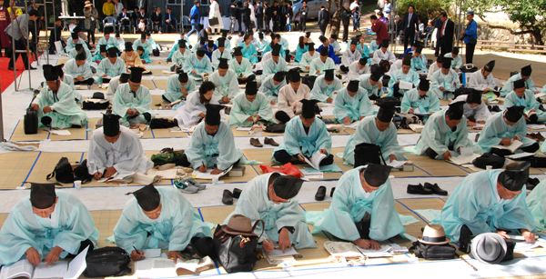한국 정신문화의 수도 안동지역 곳곳에는 퇴계 철학을 통해 현재를 살아가는 우리가 갖춰야 할 덕목과 미래 가치를 배우는 시설들이 빼곡하다. 사진은 도산별과 222주년 재현 과거시험 행사 모습. 엄재진 기자
