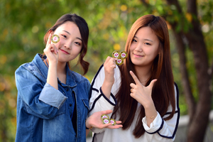 대구보건대가 29, 30일 축제기간에 한해 현금처럼 쓸 수 있는 엽전을 발행해 눈길을 끌고 있다. 대구보건대 학생들이 응모 이벤트를 통해 지급받은 엽전을 들어 보이고 있다.
