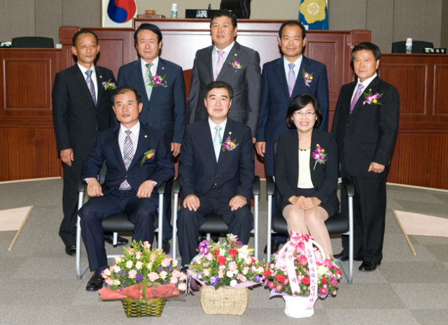 제7대 성주군의회 의원들이 지난 7월 본회의장에서 기념촬영을 하고 있다. 성주군의회 제공