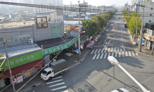전국 최대 침구류 도매상권인 내당동 큰장길 침구류 골목. 골목에는 전국 각지로 나갈 이불들이 항상 가득 쌓여 있다. 정운철 기자 woon@msnet.co.kr