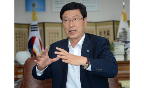 VIP 마케팅으로 청송사과 브랜드 이미지를 극대화시킨 한동수 청송군수. 청송군 제공