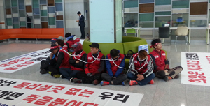 영일만신항 항운노동조합 노조원들이 29일 포항시의회 로비에서 노무공급권 보장을 요구하며 침묵시위를 펼치고 있다. 신동우 기자